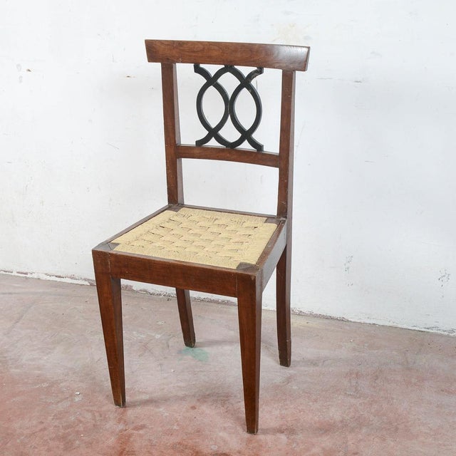 This 18th-century-style chair represents a refined example of classic furniture, ideal for lovers of antiques and period...