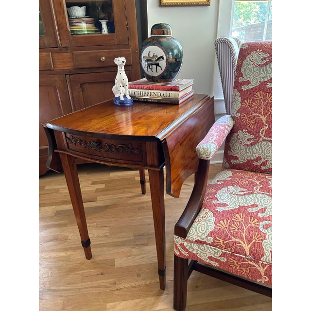 1940’s Federal Mahogany Drop Leaf Side Table With Scalloped Leaves and Carved Drawer For Sale - Image 12 of 13