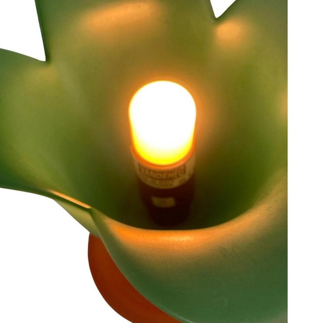 Tullip shaped table lamp made by Vandeheg in the Netherlands. This vintage piece has an e14 socket and wire with a...
