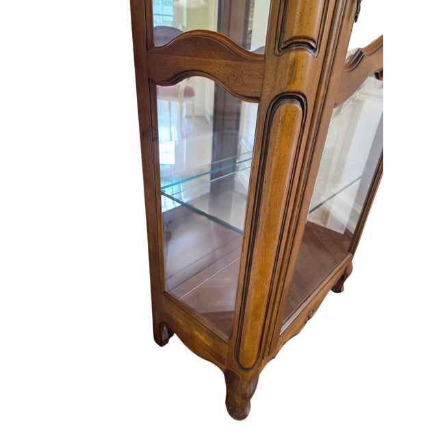 1990s Ethan Allen Country French Curio Cabinet Glass Display Case China Hutch Lighted For Sale - Image 14 of 18