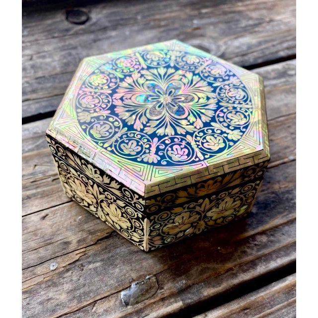 Korean Najeonchilgi Hexagonal Mother-of-Pearl Floral Lacquer Box For Sale - Image 4 of 15