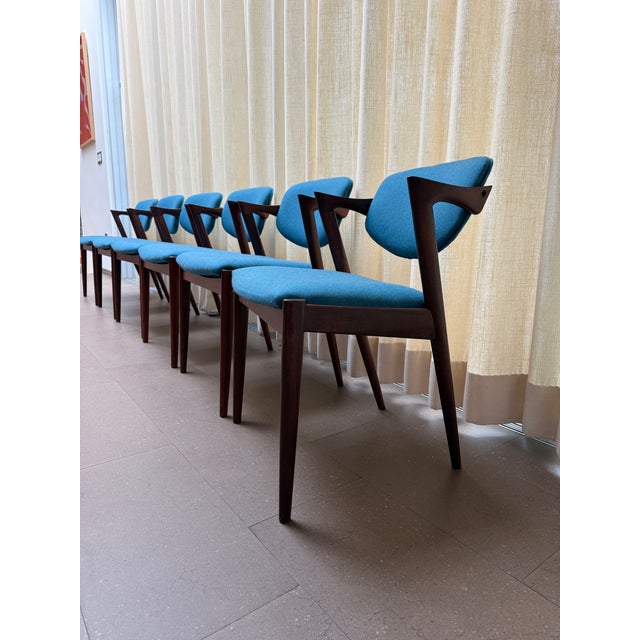 Mid-Century Modern 1950s Danish Modern Attributed to Kai Kristiansen Set of 6 Rosewood Model 42 Dining Chairs (Fully Restored) For Sale - Image 3 of 14
