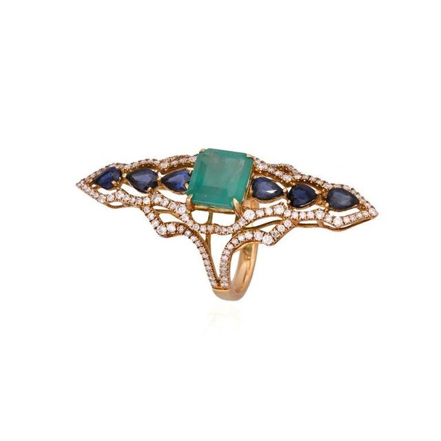 2020s Set in 18k Gold, 3.99 Carats Emerald, Blue Sapphires & Diamonds Cocktail Ring, Us Size 7 For Sale - Image 5 of 14