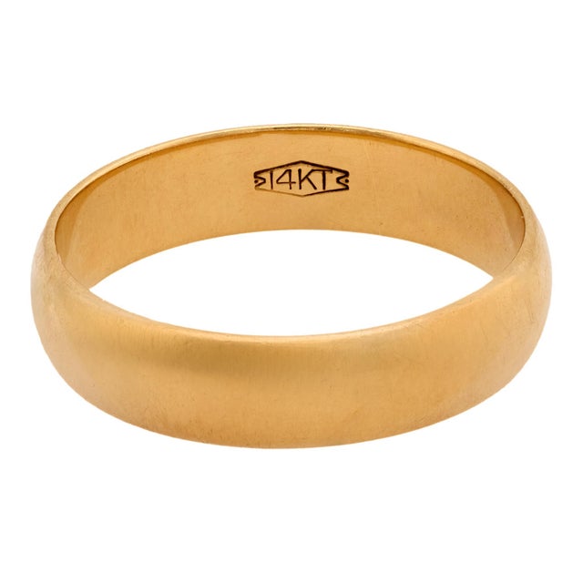 Modern Vintage 14k Yellow Gold Classic Wedding Band, Size 8.75 For Sale - Image 3 of 4