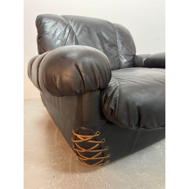 Large Italian Space Age Postmodern Black Leather Lounge Chair with Brass Buttons and Cord Lacing from Busnelli, 1970s For Sale - Image 14 of 14
