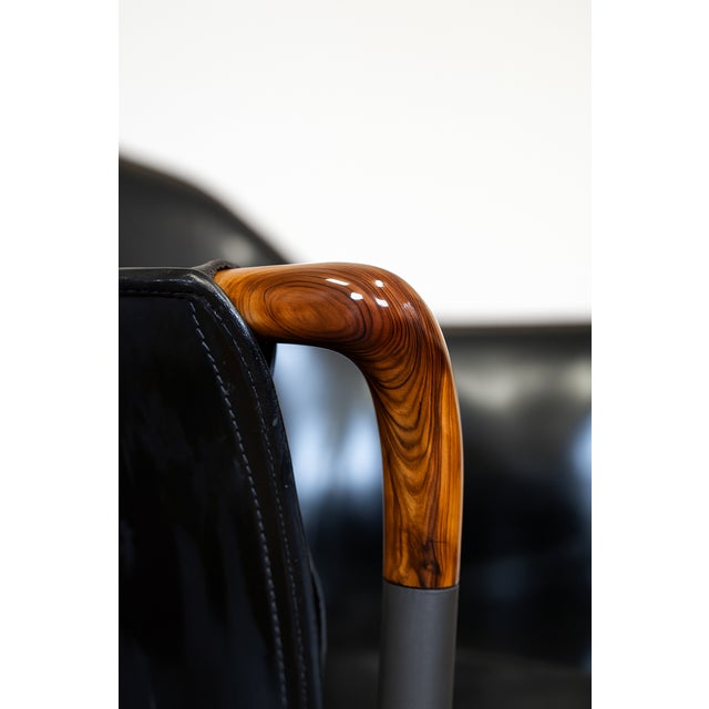 This Progetti armchair, designed by Umberto Asnago for Giorgetti in the 1980s, elegantly embodies the fusion of...