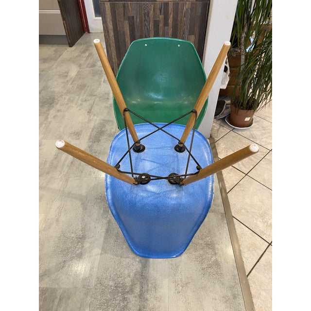 Plastic DSW Chair in Turquoise Blue Fiberglass and Oak by Charles and Ray Eames for Herman Miller, 1950s For Sale - Image 7 of 12
