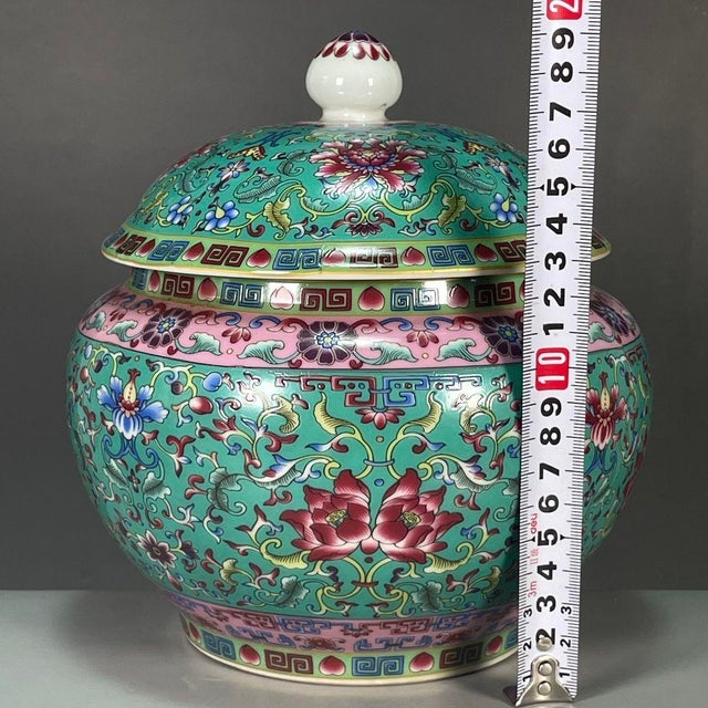 Ceramic Chinoiserie Famille Rose Enamel Lidded Porcelain Ginger Jar, Turquoise‑Ground Intertwining Floral Motif Storage Vessel **** For Sale - Image 7 of 9