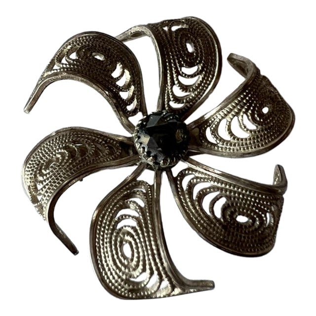 Vintage Costume Pin Brooch Featuring an Intrinsic Flower With a Cannetille Gemstone at the Center, Made From Sterling Silver For Sale