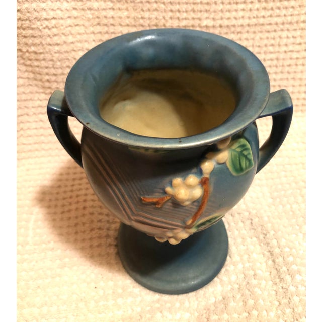 VTG Roseville Pottery Blue Trophy Vase C. 1947 1ur-8 Snowberry Pattern Approximately 8.5” X 6.5” X 5.5” For Sale - Image 12 of 12