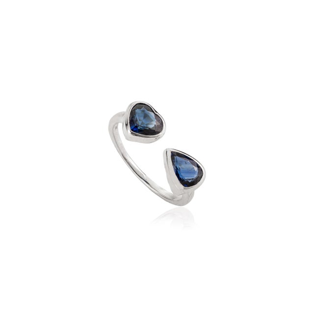 Modern 18k Gold Natural Blue Sapphire Pear & Heart Modern Toi Et Moi Ring Size 5.5 For Sale - Image 3 of 14