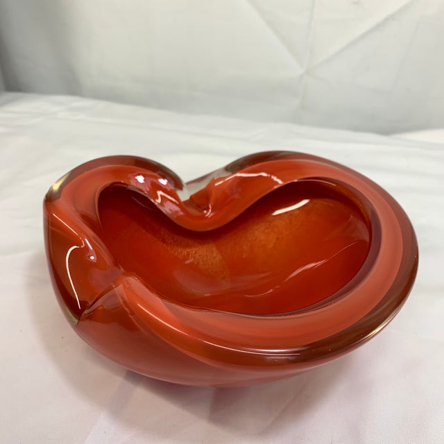 Hollywood Regency C. 1960s Alfredo Barbini Murano Persimmon Orange Glass Vide-Poche With Gold Flecks For Sale - Image 3 of 9