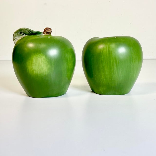 1980s Vintage Boho Chic Arts & Crafts Trompe L’Oeil Green Apple Salt & Pepper Shakers - A Pair For Sale - Image 12 of 14