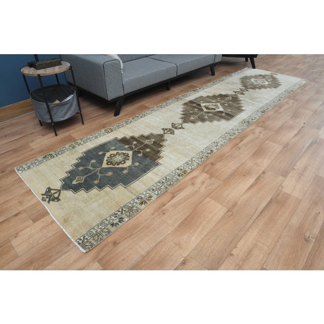 Turkish 1970s Vintage Handmade Wool Cotton Turkish Beige Area Rug For Sale - Image 3 of 11