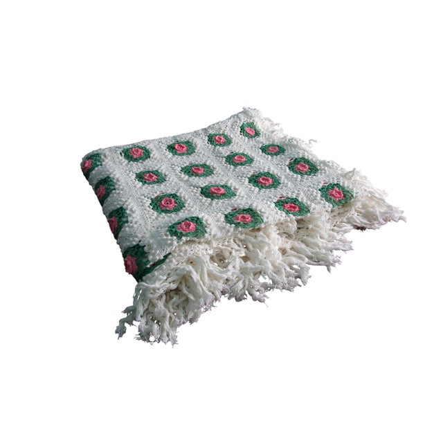 1970s Handmade Crochet Bedspread Rose Splendor or Rose Pineapple Granny Square With Fringe White Green Pink For Sale - Image 4 of 12