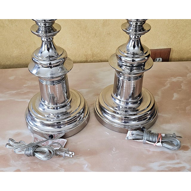 Pair of Tall Chrome Crackle Glass Table Lamps – Vintage Hollywood Regency Glam 3-Way Lighting For Sale - Image 13 of 18
