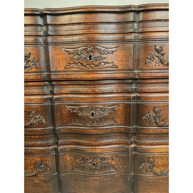 Vintage French Oak Chest of Drawers With Serpentine Drawer Fronts For Sale In Sacramento - Image 6 of 11
