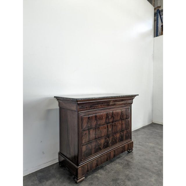 Louis Philippe Flame Mahogany Commode, in Very Good conditions.