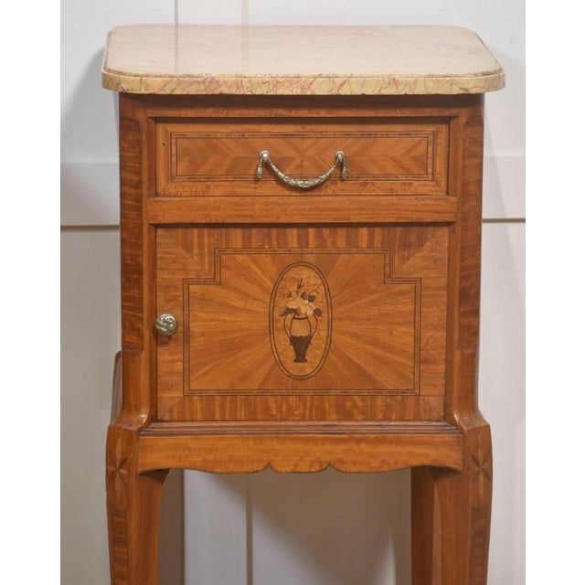 This refined pair of French bedside cabinets is crafted in beautifully figured satinwood, prized for its golden tone and...