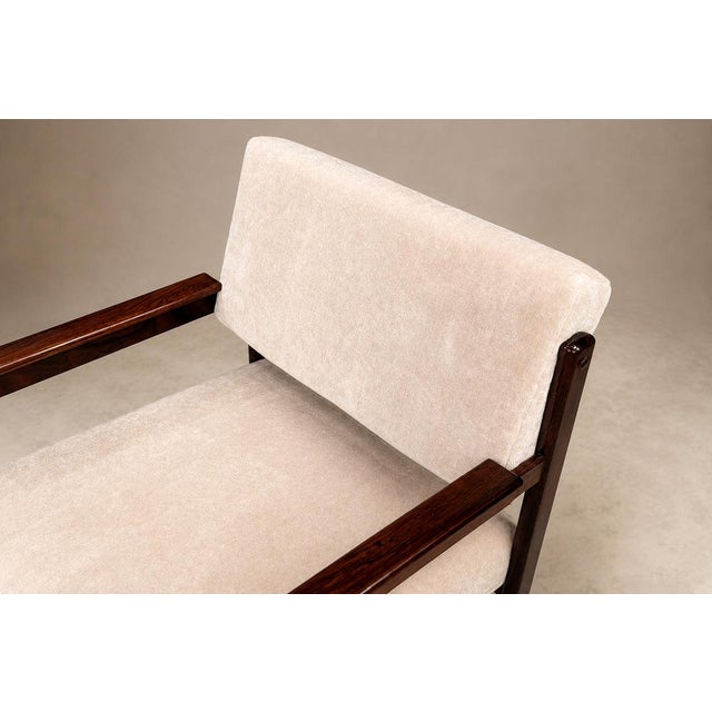 Wood Pair of Brazilian Mid-Century Modern Rosewood Armchairs by Jorge Jabour Mauad for Cantù Móveis, Cream Mohair, Brazil, 1960s For Sale - Image 7 of 18