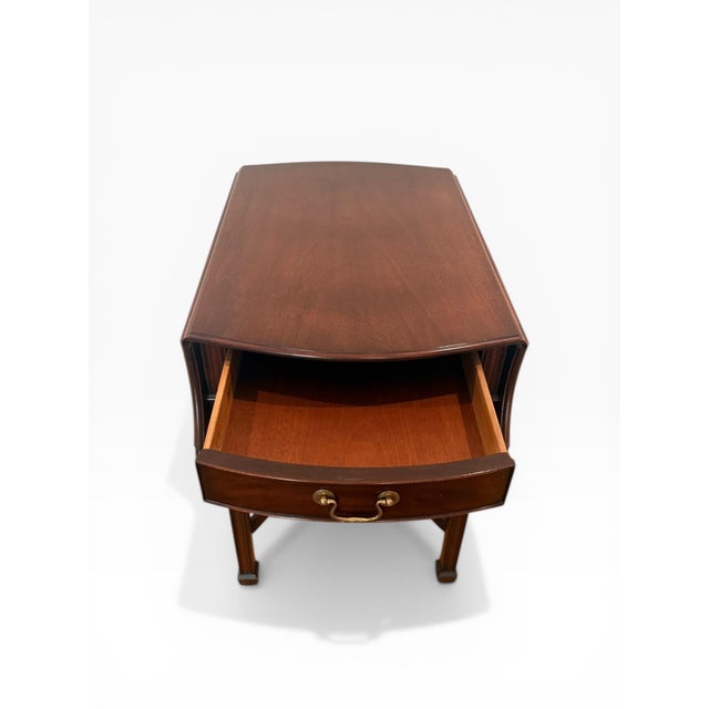 Late 20th Century Kindel Winterthur Mahogany Drop-Leaf Pembroke Table With Drawer For Sale In Boston - Image 6 of 14