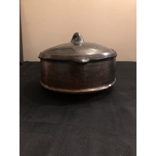 1960s Vintage Ethiopian Hand-Burnished Black Clay Lidded Vessel – Peace Corps Provenance For Sale - Image 5 of 10