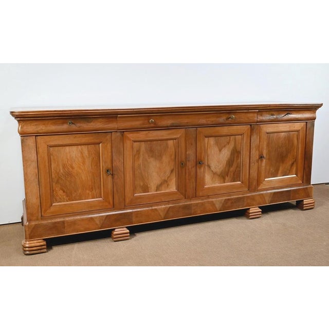 Important row in massive blond walnut, Louis Philippe, dating from the middle of the 19th century. The top has two well...