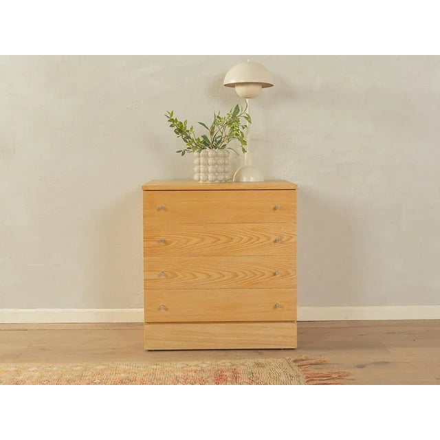 Classic chest of drawers from the 1970s. Body in ash veneer with four drawers and a plinth. Quality features: good...