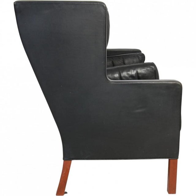 Børge Mogensen 2-seater Kupe sofa upholstered in original black leather, and with mahogany legs. The sofa is from the...