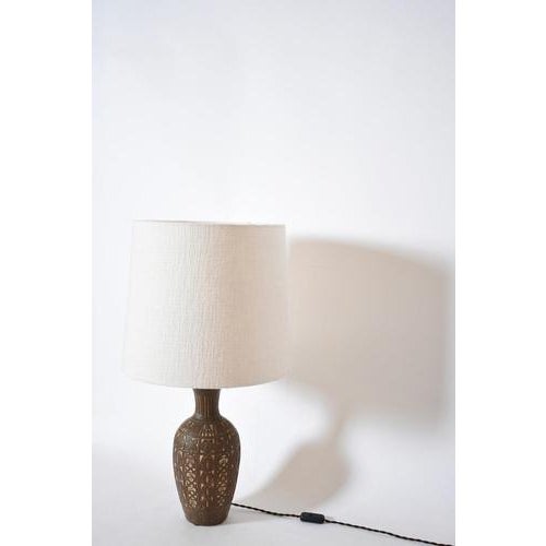 Low relief folliage pattern ceramic lamp, 1930s. Height: 36 cm - 14.17 in Diameter: 15 cm - 5.91 in Height with lampshade:...