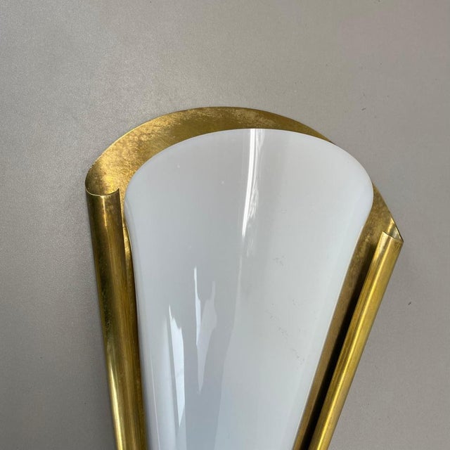 Gold Minimalist Brass and Acrylic Glass Wall Light by Gio Ponti in the style of Stilnovo, Italy, 1950s For Sale - Image 8 of 18