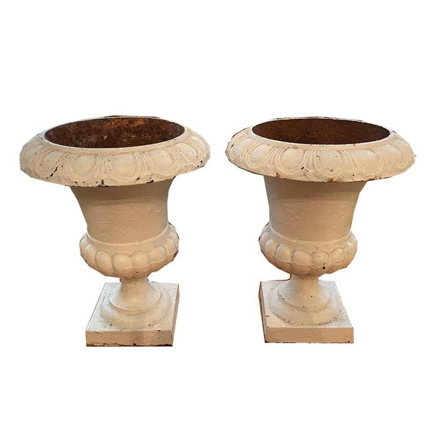 Pair of Medici crater vases Biedermeier cast iron painted white. Height: 32 cm Diameter: 26 cm
