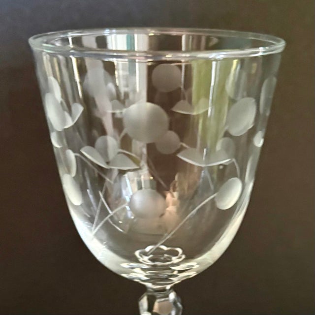 1950s Vintage Libbey “Carlton (Dots)” Water Goblets – Set of 2 Tall Glasses – 7” – Mid Century Barware For Sale - Image 5 of 7