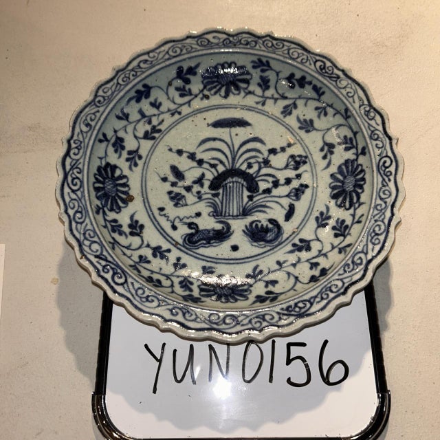 Early 19th Century 1800s Chinese Blue & White Serving Dish With Lotus & Ducks For Sale - Image 5 of 5