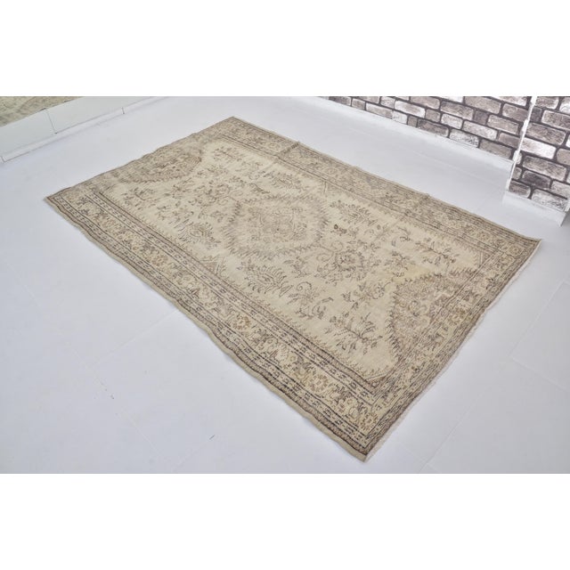 Turkish 1960s Beige Handknotted Wool Area Carpet For Sale - Image 3 of 10