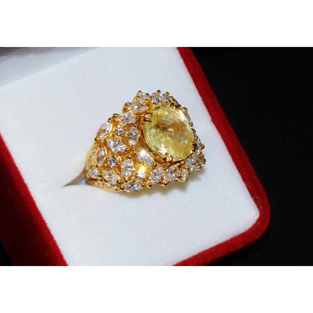 Contemporary GIA Certified 8.35CTS VS F Diamond Ceylon Sapphire 18K Solid Gold Bombay Dome Ring, size 6.25 For Sale - Image 3 of 9
