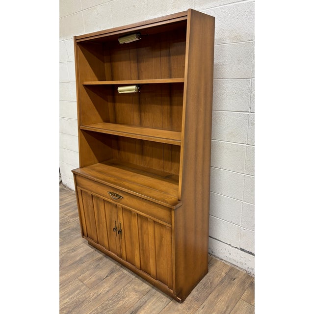 Vintage American of Martinsvile MCM Lighted China Cabinet and Hutch For Sale In Kansas City - Image 6 of 17