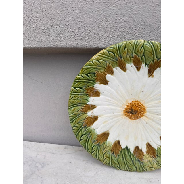 French Country French Majolica Daisy Plate Orchies, Circa 1890 For Sale - Image 3 of 5
