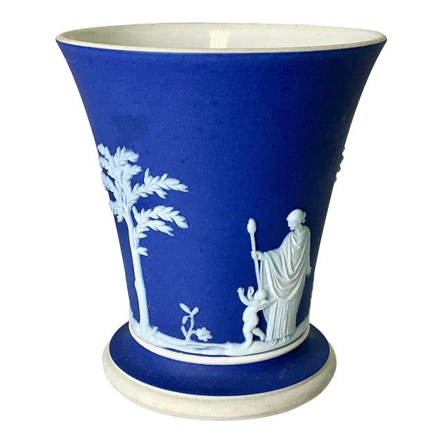 1950s Vintage Hellenistic Mediterranean Neoclassical English Wedgwood Jasperware Urn Vase. For Sale