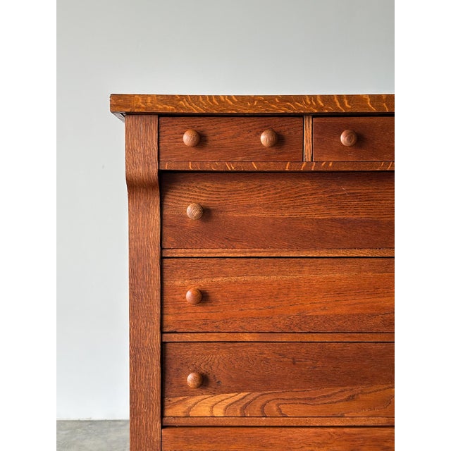 Traditional Early 20th Century Turn-of-the-Century Quartersawn Oak Chest of Drawers For Sale - Image 3 of 18