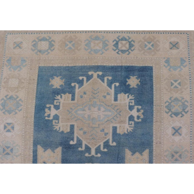 Turkish Oushak Rug With Geometric Medallion Design in Blue and Beige For Sale In Atlanta - Image 6 of 10