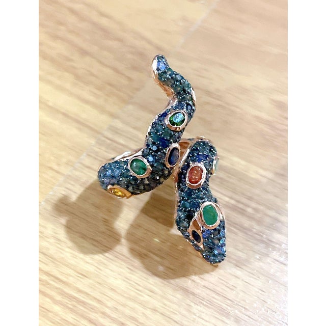 Bochic "Orient" Vintage Emerald & Fancy Sapphires Serpent Ring 18K & Silver For Sale - Image 13 of 18