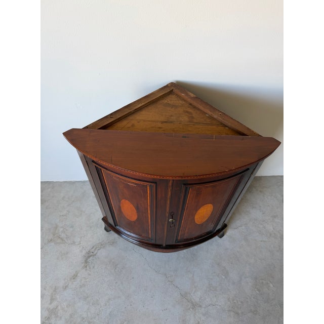 19th Century English Georgian-Style Mahogany Corner Cabinet For Sale In Miami - Image 6 of 17