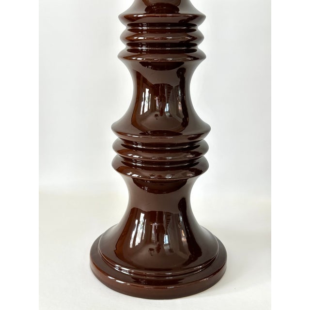 1960s Large Glossy Brown MId Century Modern Ribbed Ceramic Table Lamps - a Pair For Sale In Cincinnati - Image 6 of 15