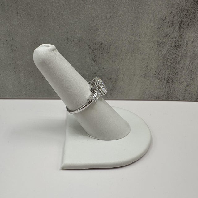 3.62ct 3 Stone Lab Grown Diamond Ring Igi F Vvs2 14k White Gold, Size 7 For Sale - Image 4 of 7