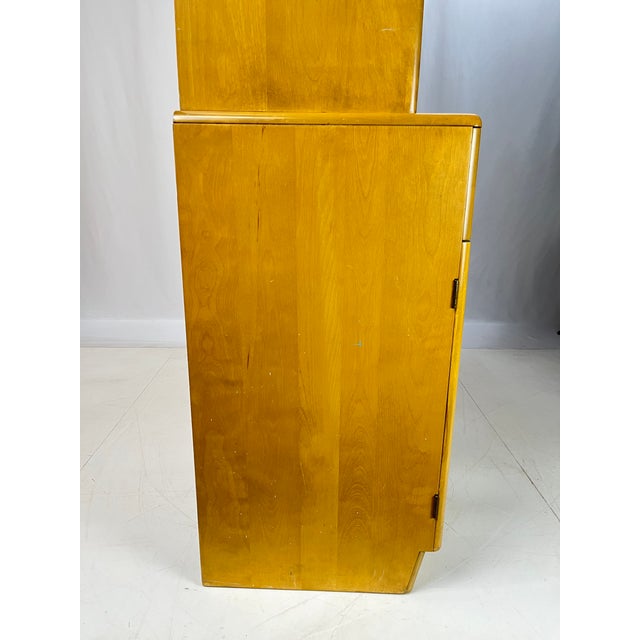 Mid-Century Modern Heywood-Wakefield Wheat "Encore" Solid Birch China Cabinet & Hutch – Model M593 (1952) For Sale - Image 17 of 18