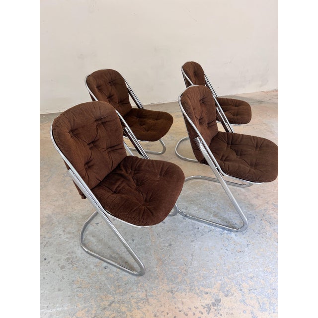 This chrome cantilever chair by Gastone Rinaldi is a design classic from the 1970s, bringing the unmistakable, futuristic...