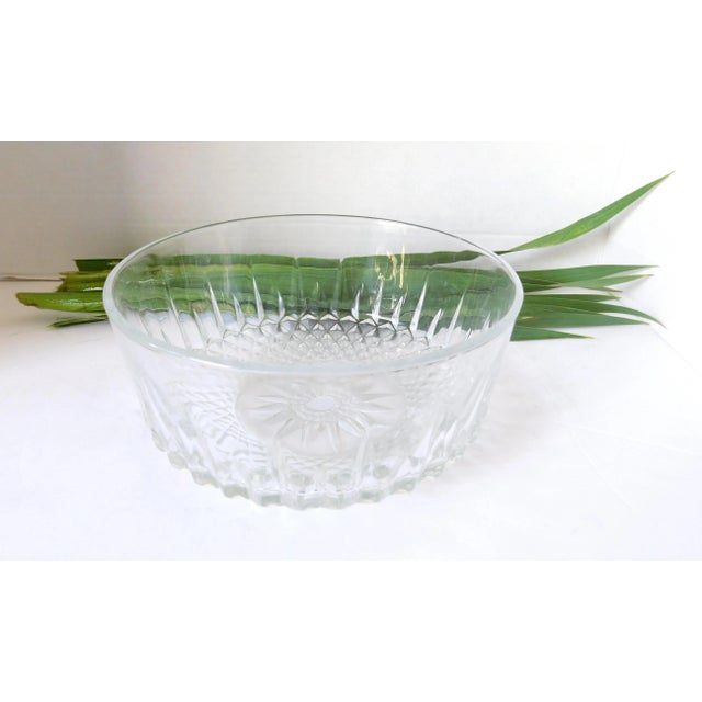 Fabulous Arcoroc Made in France Vintage 1960's Starburst Pattern Cut Glass Fruit Salad Dessert Decorative Bowl, perfect...