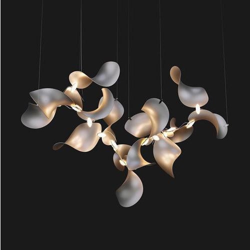 Dune 16 cluster chandelier in silver anodized aluminum by moss objects. Dimensions: w 73 x d 148 x h 97 cm. Materials:...