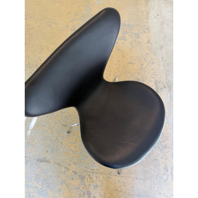 Series 7 Upholstered Chair in Black Genuine Leather by Arne Jacobsen for Fritz Hansen For Sale - Image 9 of 13